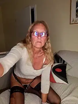 Snapshot of HotWifeLyn68 chatting on September 29, 7:51 pm HotWifeLyn68 online show from September 29, 7:51 pm