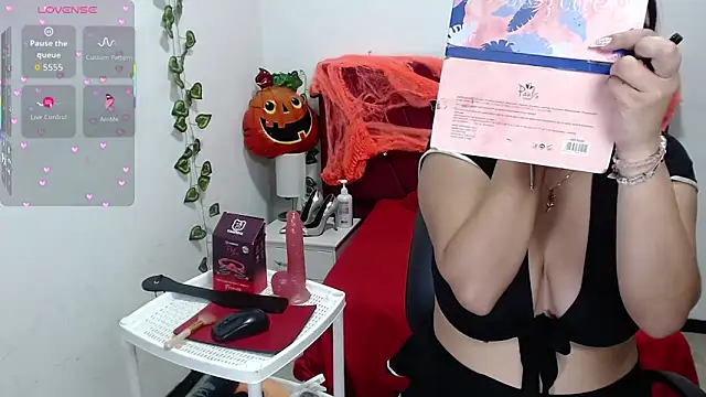 Snapshot of Julieta_curvy69 chatting on October 14, 12:17 pm Julieta curvy69 online show from October 14, 12:17 pm