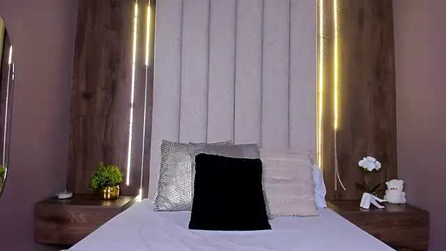 Snapshot of LucySalvatore_ chatting on September 13, 3:45 pm LucySalvatore online show from September 13, 3:45 pm