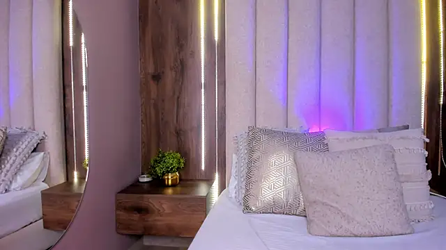 Snapshot of LucySalvatore_ chatting on October 1, 2:34 pm LucySalvatore online show from October 1, 2:34 pm