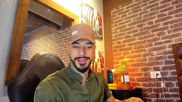 Snapshot of VinzenzRizzo chatting on October 25, 5:59 am VinzenzRizzo online show from October 25, 5:59 am