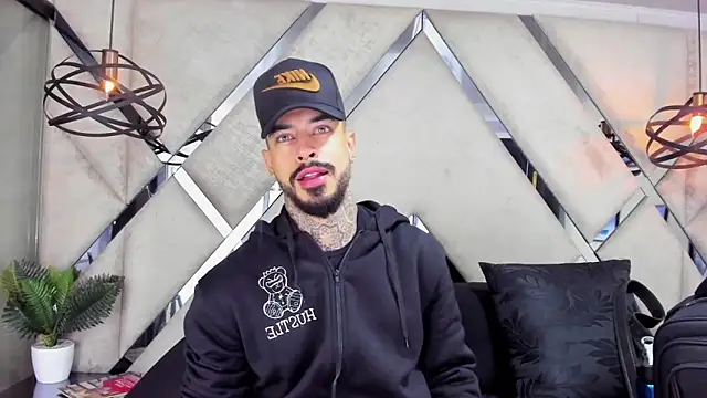 Snapshot of VinzenzRizzo chatting on November 6, 4:24 am VinzenzRizzo online show from November 6, 4:24 am