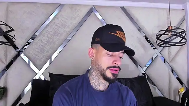 Snapshot of VinzenzRizzo chatting on November 8, 4:01 am VinzenzRizzo online show from November 8, 4:01 am