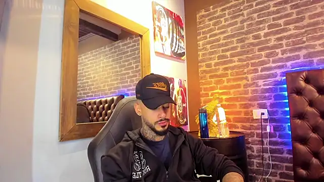 Snapshot of VinzenzRizzo chatting on November 15, 4:54 am VinzenzRizzo online show from November 15, 4:54 am