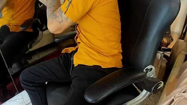 Snapshot of VinzenzRizzo chatting on November 26, 4:24 am VinzenzRizzo online show from November 26, 4:24 am