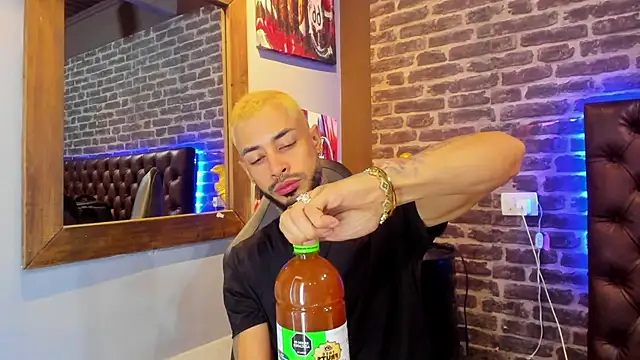 Snapshot of VinzenzRizzo chatting on December 16, 4:17 am VinzenzRizzo online show from December 16, 4:17 am