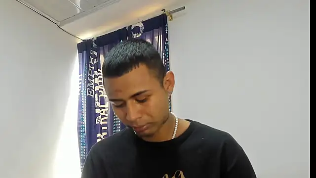 Snapshot of _Logan_Colton_ chatting on November 4, 8:08 pm Logan Colton online show from November 4, 8:08 pm