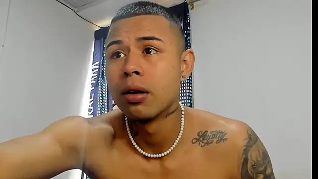 Snapshot of _Logan_Colton_ chatting on November 13, 8:52 pm Logan Colton online show from November 13, 8:52 pm