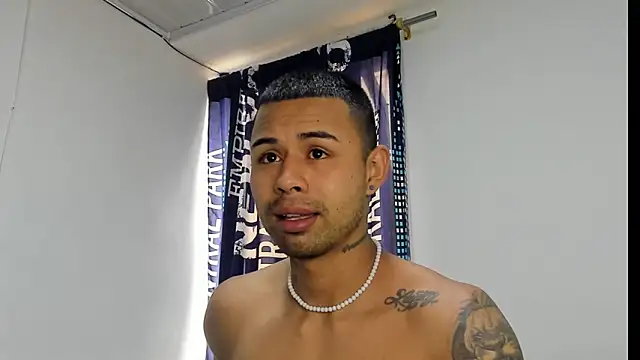 Snapshot of _Logan_Colton_ chatting on November 19, 8:53 pm Logan Colton online show from November 19, 8:53 pm