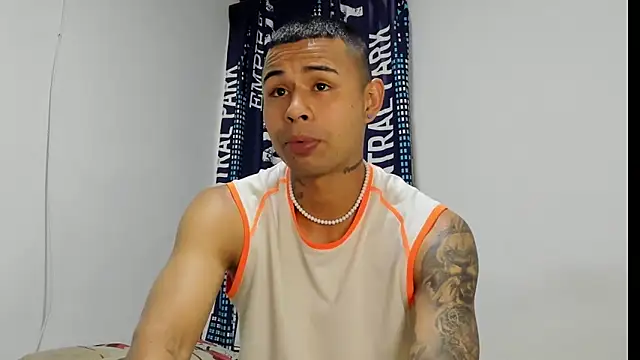 Snapshot of _Logan_Colton_ chatting on November 27, 9:17 pm Logan Colton online show from November 27, 9:17 pm