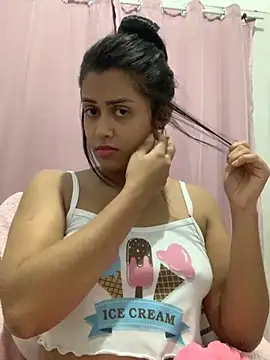 Snapshot of afroditii chatting on November 18, 12:27 am afroditii online show from November 18, 12:27 am