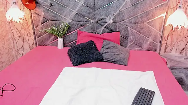 SASHA BROWNIE   online show from October 7, 8:06 pm