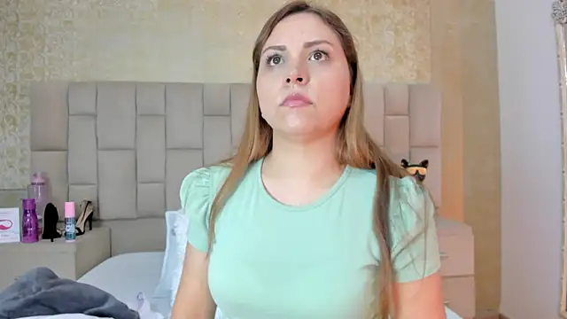 cloesummerr  online show from October 22, 1:11 pm