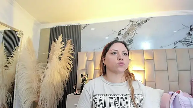 Snapshot of cloesummerr_ chatting on April 23, 1:02 pm cloesummerr online show from April 23, 1:02 pm
