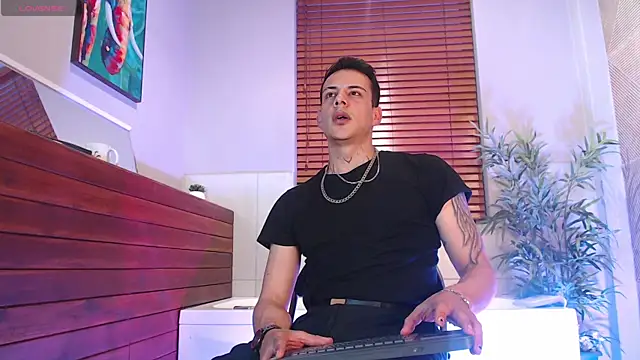 Snapshot of Dustin_Sonne chatting on November 17, 3:34 am Dustin Sonne online show from November 17, 3:34 am