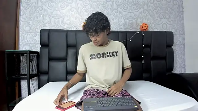 MilthonDelis online show from October 31, 11:39 pm