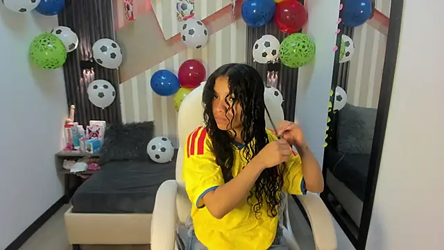 Snapshot of LittleeStar chatting on June 17, 8:32 pm LittleeStar online show from June 17, 8:32 pm