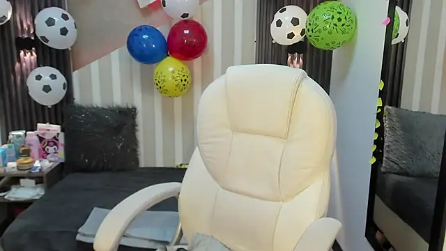 Snapshot of LittleeStar chatting on June 21, 9:39 pm LittleeStar online show from June 21, 9:39 pm