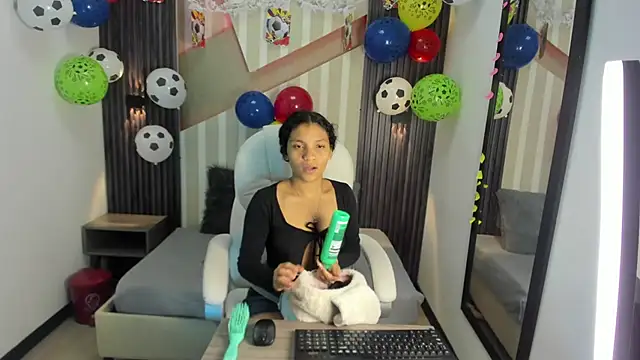 Snapshot of LittleeStar chatting on June 23, 10:19 pm LittleeStar online show from June 23, 10:19 pm