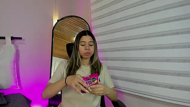 Snapshot of Rachell_criss chatting on September 11, 4:12 am Rachell criss online show from September 11, 4:12 am