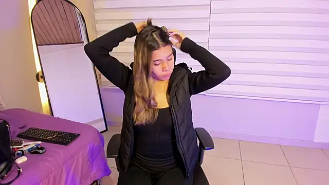 Snapshot of Rachell_criss chatting on October 2, 4:08 am Rachell criss online show from October 2, 4:08 am