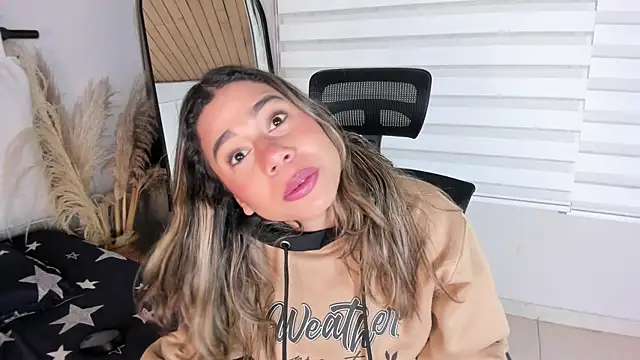 Snapshot of Rachell_criss chatting on November 5, 4:01 am Rachell criss online show from November 5, 4:01 am