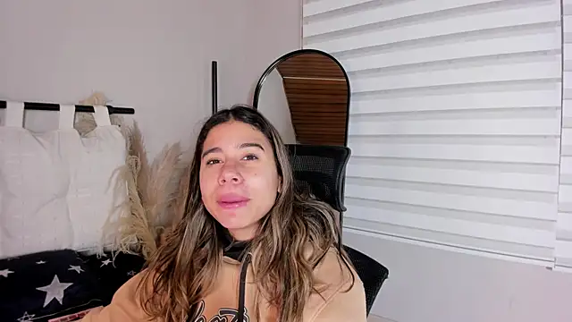 Snapshot of Rachell_criss chatting on November 6, 4:13 am Rachell criss online show from November 6, 4:13 am