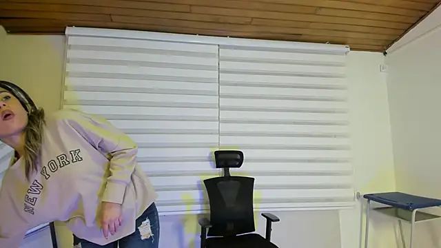 Snapshot of Rachell_criss chatting on November 13, 3:38 am Rachell criss online show from November 13, 3:38 am