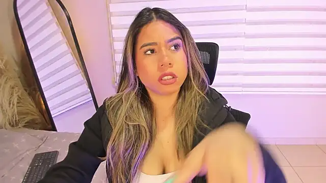 Snapshot of Rachell_criss chatting on November 14, 4:11 am Rachell criss online show from November 14, 4:11 am