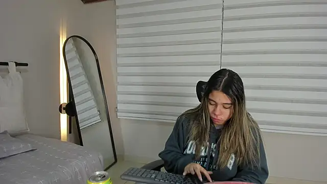 Snapshot of Rachell_criss chatting on November 27, 4:03 am Rachell criss online show from November 27, 4:03 am