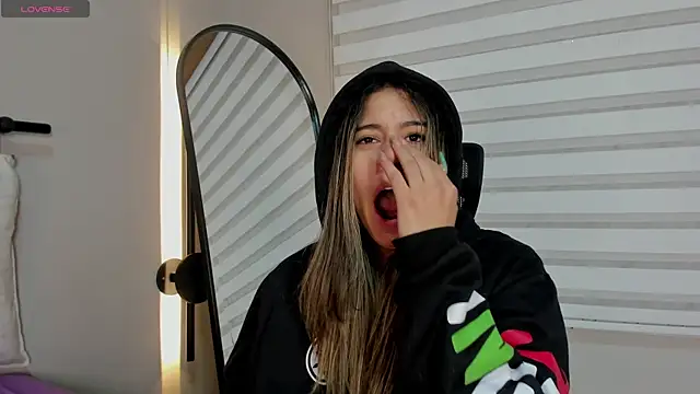 Snapshot of Rachell_criss chatting on December 18, 4:18 am Rachell criss online show from December 18, 4:18 am