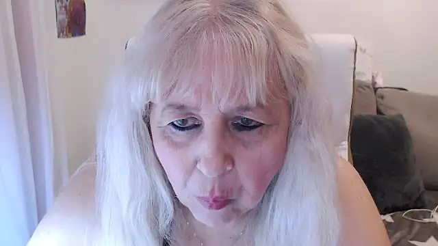 Snapshot of SusiLifeXXX chatting on October 20, 7:25 pm SusiLifeXXX online show from October 20, 7:25 pm