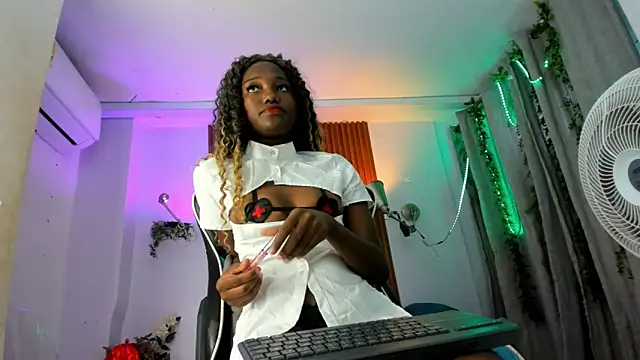 Snapshot of Evaa_18 chatting on October 23, 5:55 pm Evaa 18 online show from October 23, 5:55 pm