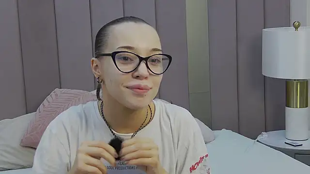 ZoeyNeal online show from April 5, 2:03 pm