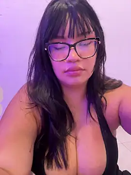 Snapshot of Emily_Taylor2 chatting on April 25, 2:03 am Emily Taylor2 online show from April 25, 2:03 am