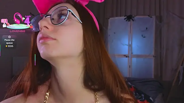 Snapshot of AvrilLeMell chatting on October 27, 10:14 pm AvrilLeMell online show from October 27, 10:14 pm