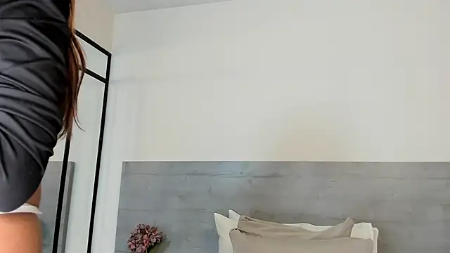 sunnyWhitee online show from March 13, 7:09 pm