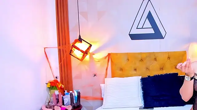 Snapshot of violet_sweet19 chatting on October 30, 1:18 am violet sweet19 online show from October 30, 1:18 am