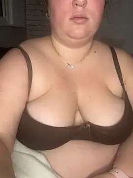 Snapshot of roxey-1997 chatting on December 4, 10:29 pm roxey-1997 online show from December 4, 10:29 pm