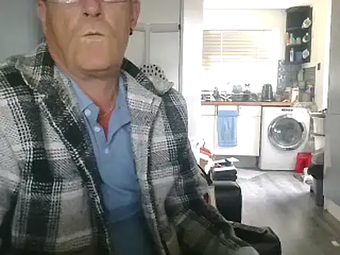 Snapshot of hefin18 chatting on February 4, 11:38 am hefin18 online show from February 4, 11:38 am