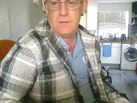 Snapshot of hefin18 chatting on February 7, 12:17 pm hefin18 online show from February 7, 12:17 pm