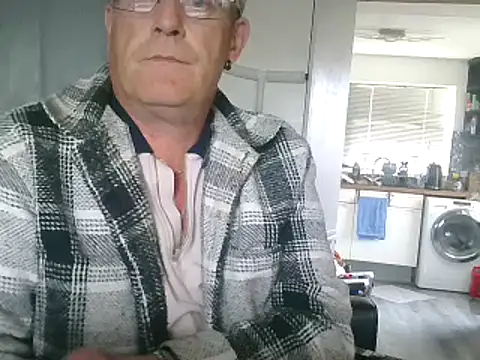 Snapshot of hefin18 chatting on February 10, 12:50 pm hefin18 online show from February 10, 12:50 pm