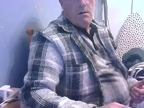 Snapshot of hefin18 chatting on February 12, 5:37 pm hefin18 online show from February 12, 5:37 pm