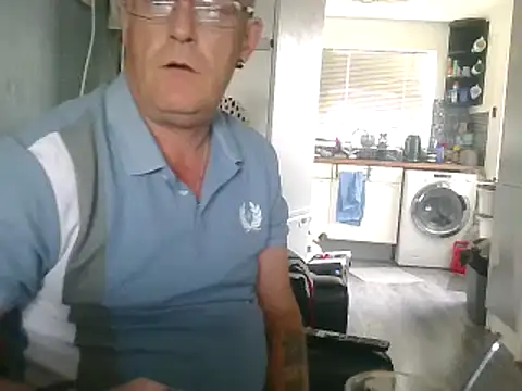 Snapshot of hefin18 chatting on February 15, 2:11 pm hefin18 online show from February 15, 2:11 pm