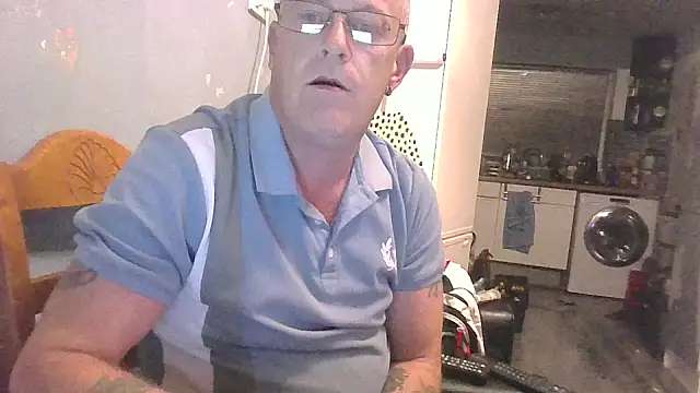 Snapshot of hefin18 chatting on February 19, 9:47 pm hefin18 online show from February 19, 9:47 pm