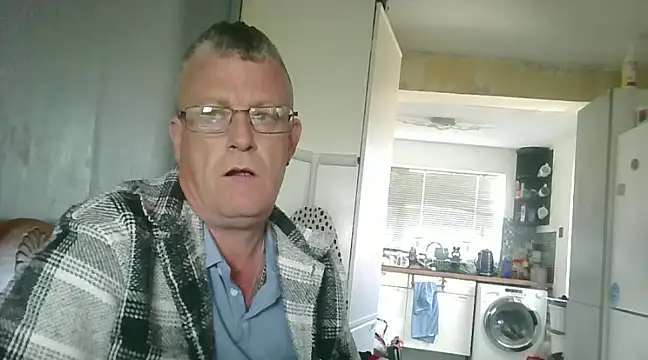 Snapshot of hefin18 chatting on February 20, 2:46 pm hefin18 online show from February 20, 2:46 pm