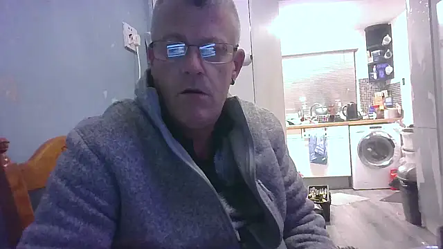 Snapshot of hefin18 chatting on February 26, 7:27 pm hefin18 online show from February 26, 7:27 pm