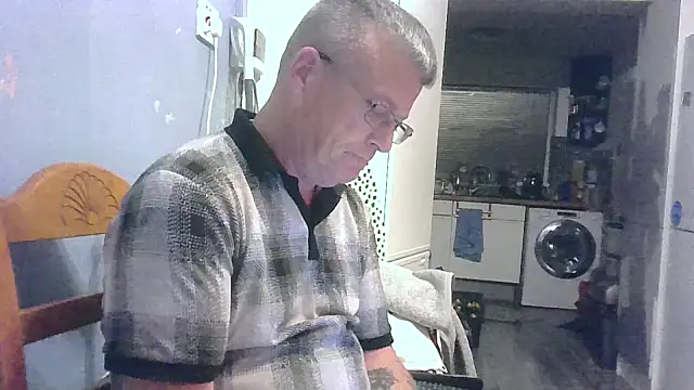 Snapshot of hefin18 chatting on February 26, 11:04 pm hefin18 online show from February 26, 11:04 pm