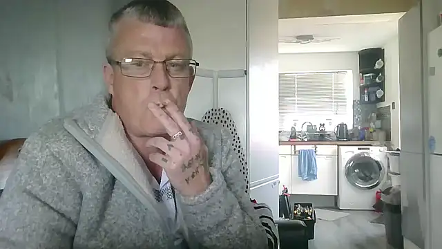 Snapshot of hefin18 chatting on March 4, 2:42 pm hefin18 online show from March 4, 2:42 pm