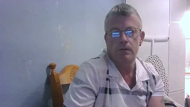 Snapshot of hefin18 chatting on March 5, 7:27 pm hefin18 online show from March 5, 7:27 pm